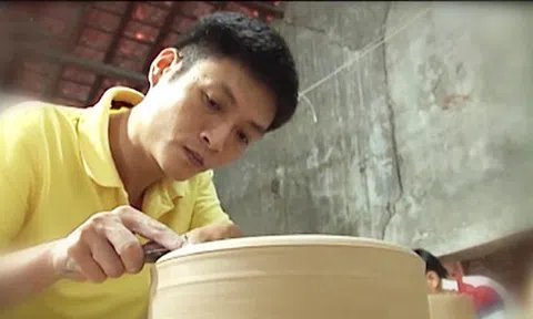 Người "giữ hồn" dòng gốm men rạn cổ