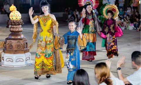 Á quân siêu mẫu nhí Trần Mai Việt diễn Vedette BST áo dài Cổ Linh tại sự kiện “Giao lưu văn hoá Trung - Việt”