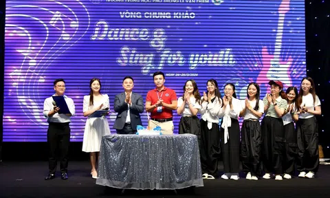 Trường THPT Lê Văn Thiêm (Hà Nội): Chương trình giáo dục truyền thống tại Đền thờ thầy Chu Văn An và học tập trải nghiệm, hướng nghiệp tại Hạ Long