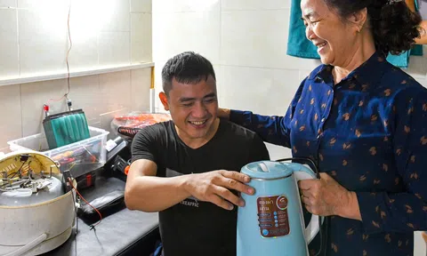 Câu chuyện truyền cảm hứng của chàng trai khiếm thị giỏi sửa chữa đồ điện.