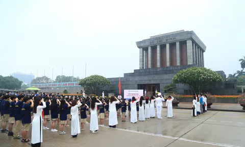Hà Nội: Trường Tiểu học và THCS Xanh Tuệ Đức tổ chức Lễ báo công dâng Bác và Kết nạp Đoàn - Đội