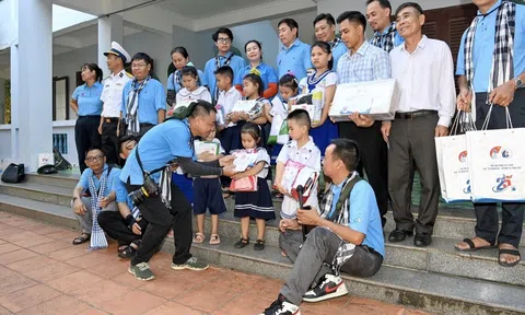 CLB "Vì Hoàng Sa - Trường Sa thân yêu" và Quỹ học bổng Vừ A Dính: Mang những tình cảm thân thương từ đất liền ra Trường Sa và Nhà giàn DK1