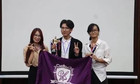 LUNA DEBATING CHAMPIONSHIP 2024: HAI NỬA “TỔNG HỢP”