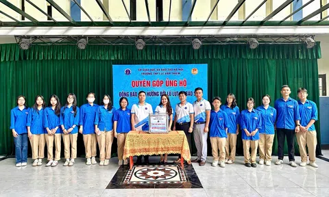 Trường THPT Lê Văn Thiêm (Hà Nội) quyên góp ủng hộ lũ lụt do bão số 3