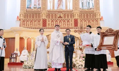 Phê-rô Trần Thanh Lương vinh dự nhận Huân chương Thánh giá
