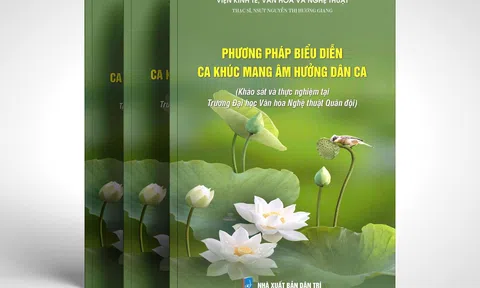 NSƯT Hương Giang xuất bản sách “Phương pháp biểu diễn ca khúc mang âm hưởng dân ca”