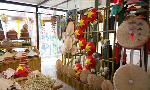 Khai trương không gian nghệ thuật "Việt Nam: Mùa xuân vĩnh cửu" tại sân bay quốc tế Nội Bài