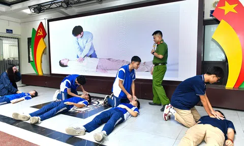 Trường THPT Lê Văn Thiêm tập huấn kỹ năng PCCC và phòng chống đuối nước cho gần 1.000 học sinh