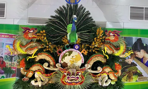 Thỏa sức chiêm ngưỡng mô hình rồng phượng khổng lồ được tạo hình bằng hoa quả ở Cung văn hóa hữu nghị Việt Xô