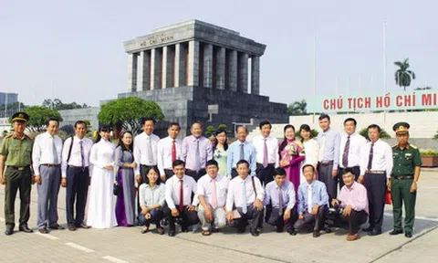 Dâng lên Bác đóa hoa xuân tươi thắm nhất