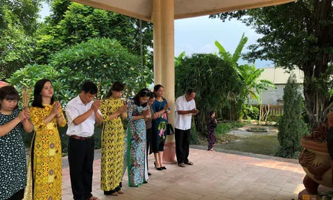 Hội Nhà báo Vĩnh Phúc dâng hương, tưởng niệm các anh hùng liệt sĩ tại nghĩa trang liệt sĩ xã Đồng Quế