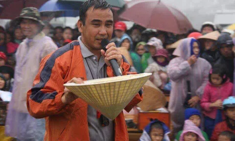 Được ông xã NSND Hồng Vân khen là nghệ sĩ của toàn dân, MC Quyền Linh khiêm tốn: 'Mãi là nghệ sĩ ruộng nhé bạn hiền'