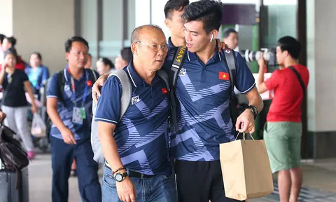 U22 và tuyển nữ Việt Nam rạng rỡ lên đường về nước