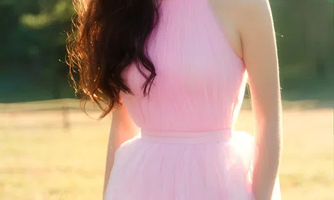 Hậu Miss World, Lương Thùy Linh bất ngờ tung bộ ảnh mới trong sắc hồng 'phong thủy'