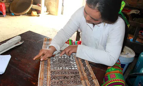 Hà Giang: Nghề vẽ sáp ong trên vải lanh Sủng Trái