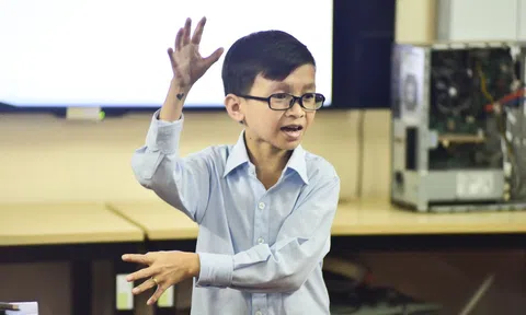 Lớp học "khổng lồ" của thầy giáo tí hon