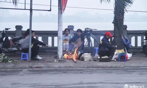 Người dân Hà Nội co ro đốt lửa sưởi ấm trong tiết trời mưa phùn gió rét cuối năm
