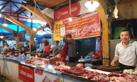 Giá lợn 'leo thang', hàng quán cấp tập căng biển thông báo tăng giá