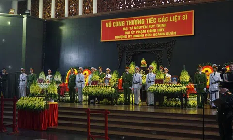 Thủ tướng Nguyễn Xuân Phúc viếng 3 liệt sĩ công an hy sinh tại xã Đồng Tâm