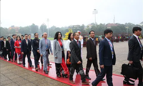 Đoàn Kiều bào tiêu biểu dự chương trình 'Xuân quê hương 2020'' viếng Chủ tịch Hồ Chí Minh