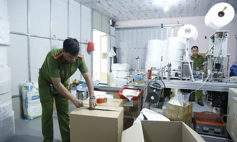 Phát hiện cơ sở sản xuất hàng chục nghìn chiếc khẩu trang y tế giả