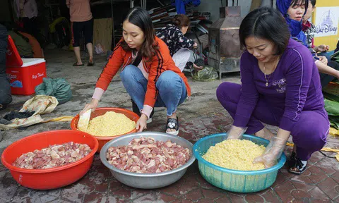 Người dân góp gạo thịt, xuyên đêm nấu bánh chưng cứu trợ đồng bào vùng lũ