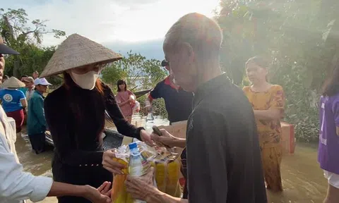 Miền Trung, tình người trên đỉnh lũ