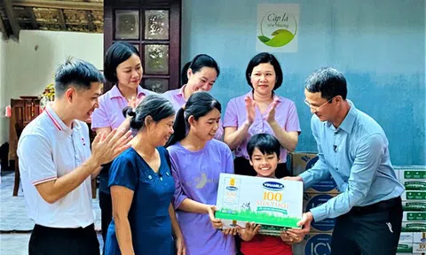 Vinamilk “trao cơ hội đi học, cho cơ hội đổi đời” cùng chương trình “Cặp lá yêu thương”