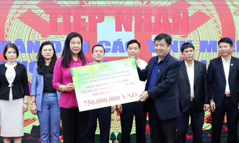 Ủng hộ 750 triệu đồng giúp miền Trung khắc phục lũ lụt