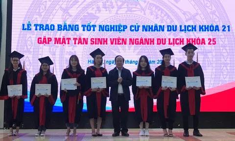 Lễ trao bằng tốt nghiệp cử nhân ngành du lịch k21 và gặp mặt tân sinh viên ngành du lịch k25
