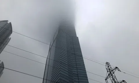 Hà Nội chìm trong ô nhiễm không khí, ban ngày nhưng xe phải bật đèn