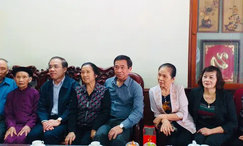 Bí thư Tỉnh ủy tỉnh Tuyên Quang tặng quà cho cụ Trần Thị Mậu tròn 100 tuổi