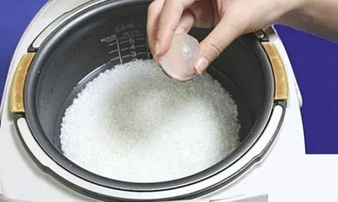 Thử bỏ 2 viên đá lạnh vào nồi cơm giống người Nhật, bạn sẽ cực ngạc nhiên về kết quả