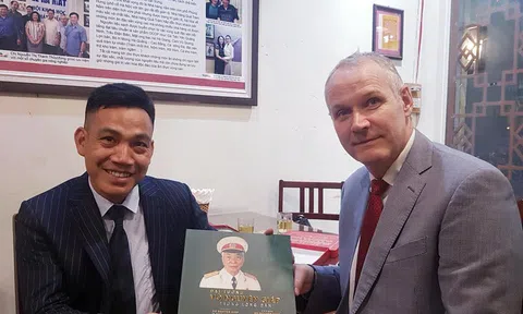 Hành trình đưa cuốn sách Đại tướng Võ Nguyễn Giáp trong lòng dân đến với biên cương, lãnh hải thiêng liêng của Tổ Quốc