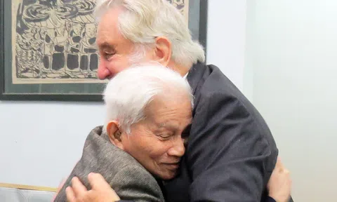 Xúc cảm của GS. Pierre Darriulat và bao người ở lại về GS. Hoàng Tụy