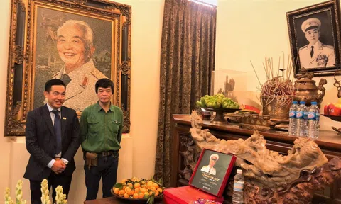 Tặng sách ảnh Đại tướng Võ Nguyên Giáp trong lòng dân cho gia đình Đại tướng