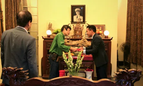 Trao tặng Gia đình Đại tướng Võ Nguyên Giáp cuốn sách quý