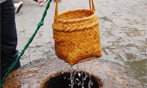 Bài học sâu sắc từ câu chuyện: Giỏ thưa múc nước