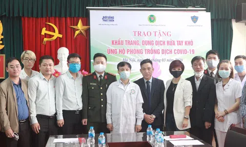 Hà Nội: Tặng khẩu trang, dung dịch rửa tay khô kháng khuẩn và phối hợp tuyên truyền phòng chống COVID19