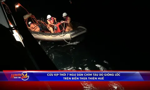 CỨU KỊP THỜI 7 NGƯ DÂN CHÌM TÀU DO GIÔNG LỐC TRÊN BIỂN THỪA THIÊN HUẾ