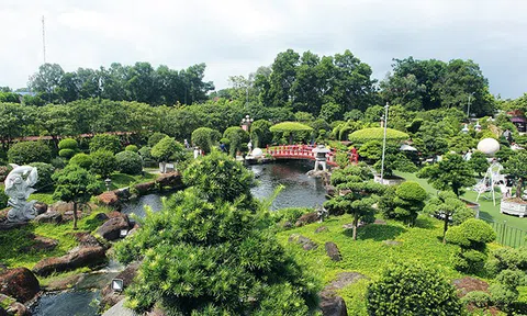 Hồ cá Koi sử dụng nhiều đá bán quý lớn nhất Việt Nam