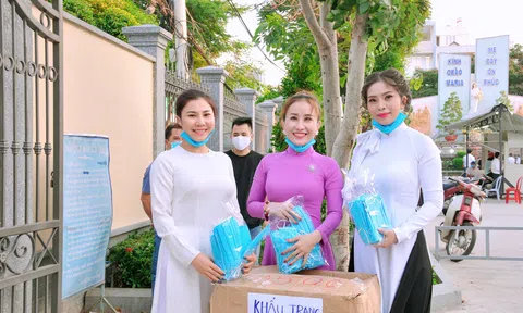 Hoa hậu Vũ Thanh Thảo gây ấn tượng khi phát khẩu trang miễn phí cho người dân Sài Gòn