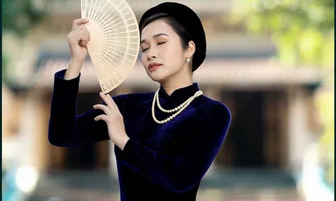 Doanh nhân Thảo Nguyên quý phái trong tà áo dài nhung truyền thống