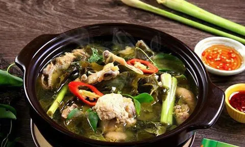 Canh gà lá thuốc của người Dao