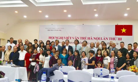 "Cơm áo không đùa với khách thơ"*