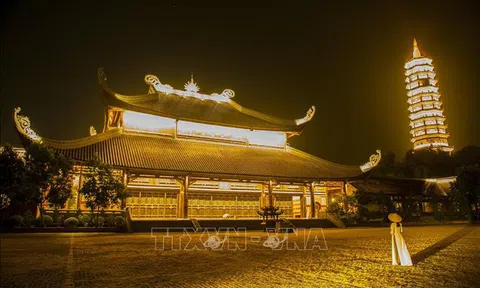Vẻ đẹp về đêm của ngôi chùa lớn nhất Việt Nam