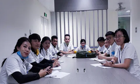 ĐH Kinh doanh và Công nghệ Hà Nội: Sinh viên Dược khóa 21 TSA (CHDCND Lào) thực tập cuối khóa tại nhà máy và bệnh viện