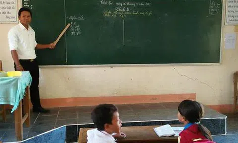 Người thầy Ê-đê tự phạt mình khi học trò chưa ngoan