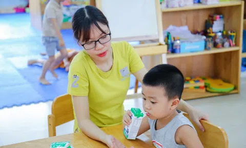 Tâm sự thầy cô: “Để các con được uống sữa tại trường, vất vả hơn nhưng rất vui!”