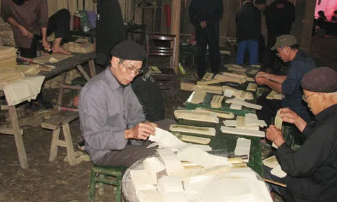 Kỹ nghệ trang trí giấy trong lễ cấp sắc của người Dao đỏ Lào Cai: Nghề làm giấy bản của người Dao đỏ (Bài 1)